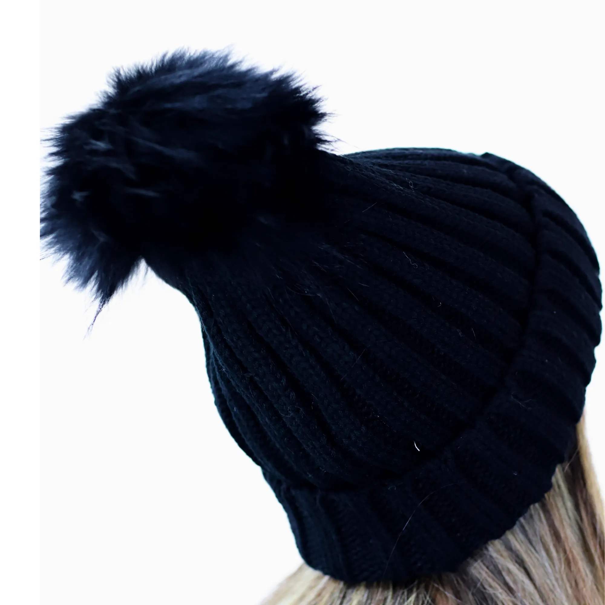 KNITTED HAT WITH FUR POM - BLACK